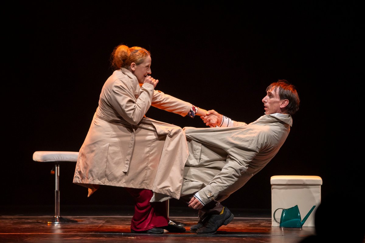ccemx's tweet photo. 🎭  La danza, el teatro y la acrobacia dieron vida a 𝐁𝐚𝐝 𝐋𝐮𝐜𝐤, el espectáculo de la compañía española 𝐂𝐢𝐚. 𝐌𝐚𝐫 𝐆𝐨́𝐦𝐞𝐳 que llevó a escena los intentos de dos personajes por cambiar el pasado y las situaciones inesperadas que surgieron de sus decisiones.

A través del humor y el movimiento, la función convirtió los errores y sus consecuencias en el hilo conductor de una historia en la que corregir lo ocurrido no siempre salió como se esperaba.

@CiaMARGOMEZ