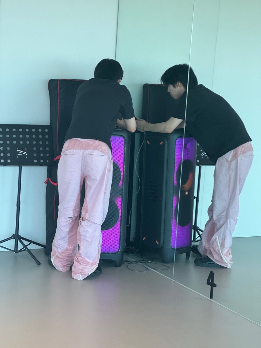 nakamden's tweet photo. @LIVStorages outfit latihan mau persiapan comeback #eaa https://t.co/pLSqM8duZR