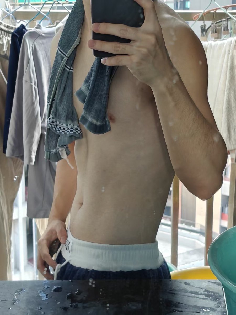 Dollys09x's tweet photo. 兄弟们，起床晨练了！最近卷腹被健身搭子给优化掉了🥲。他不喜欢练这个，喜欢练胸和二头肌三头肌，其实我只想有个腹肌拍照的时候可以装装而已🤨😖
健身房���在也是越来越多人了😞。 https://t.co/cFXQEGP0mR