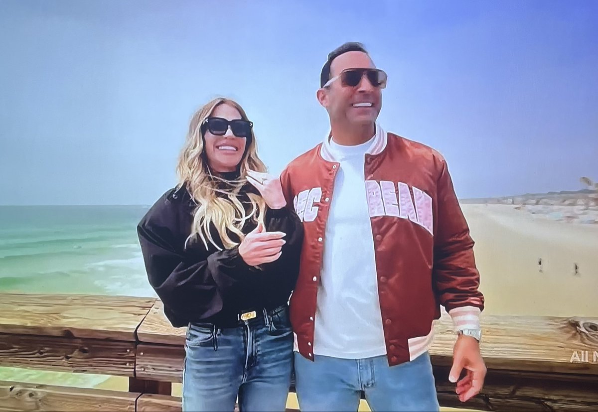 TooRealReality_'s tweet photo. My mom and dad look SO good and happy. Omg they win 😍🍊 #RHOC https://t.co/oub6VtjWHw