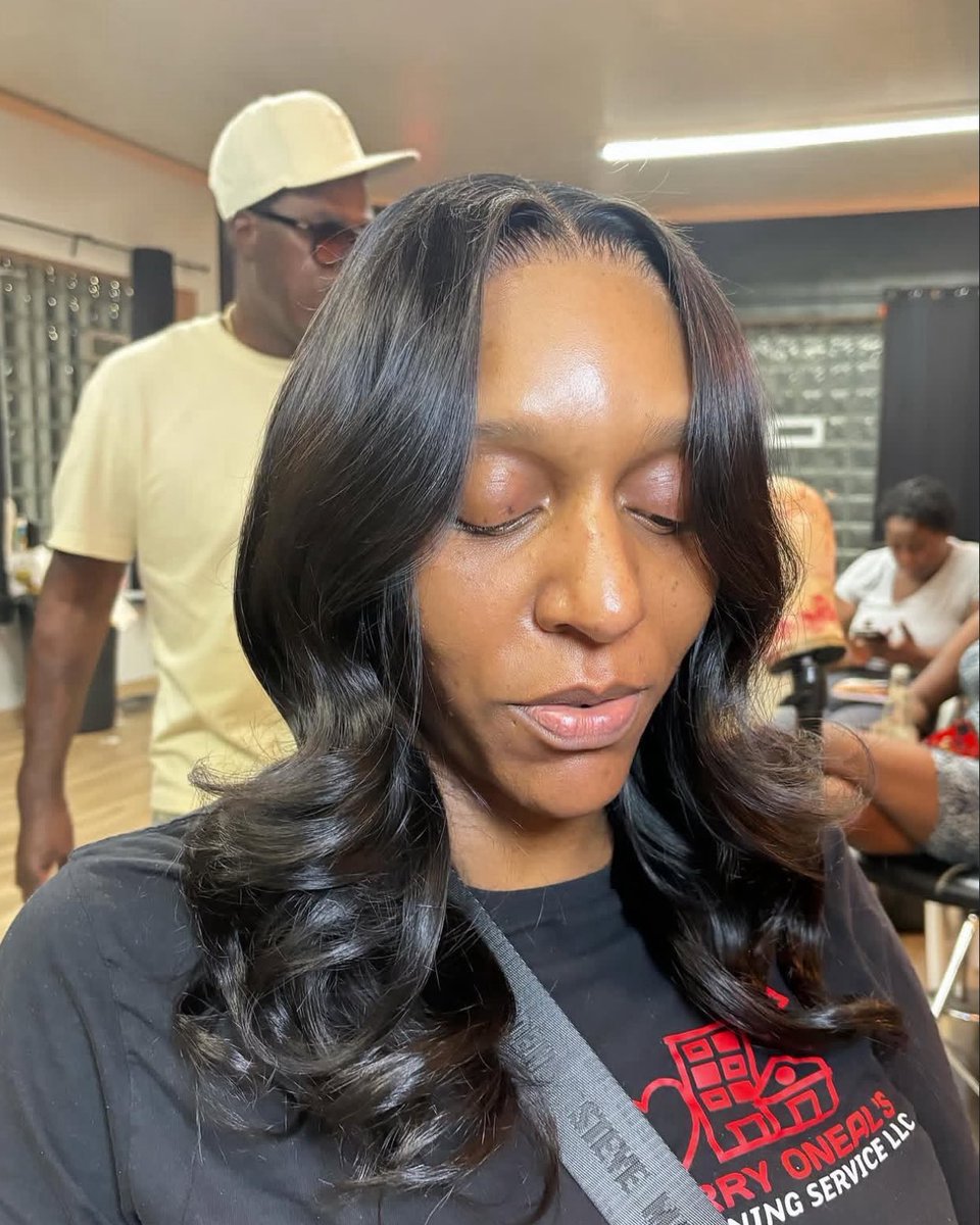 stylesbycarrami's tweet photo. closure quick weave light layers 😍😍(the closure she brought wasn't budging on the knots but you can't even tell 🤔 
#detroithairstylist #detroit #detroit https://t.co/dKMdN4l37t