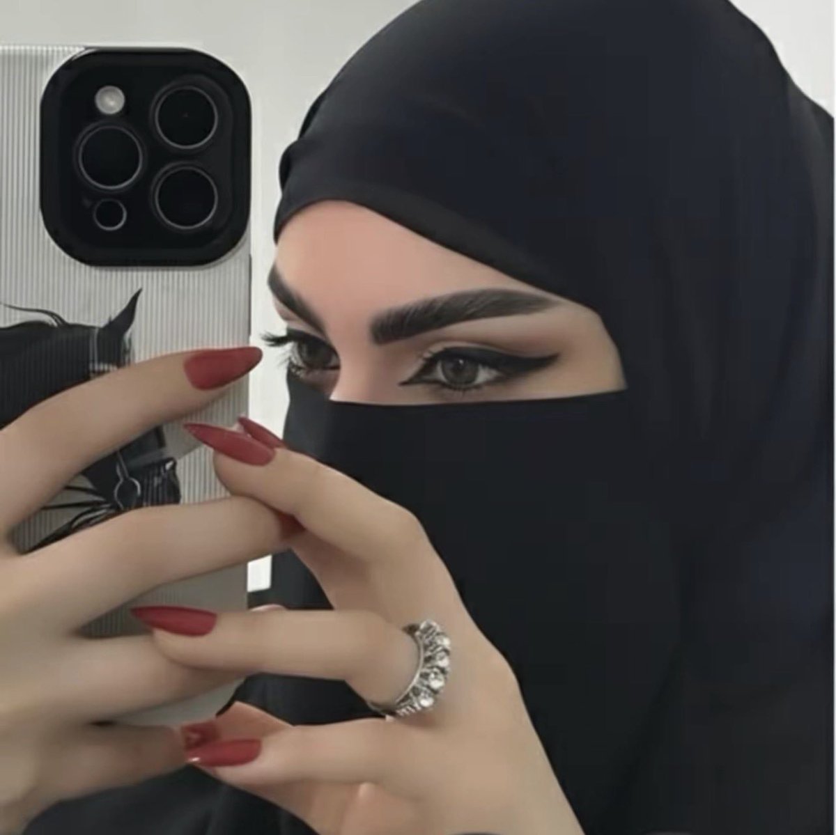 saida10400's tweet photo. 🌹 good morning 🌹
Kab tak apne aap ko chupaya jaaye 🖤
Ankhen sab keh deti hain…
32, married.
Jo samajhti ho, batao.
#hijabimuslimah https://t.co/fN2L2AzcGW