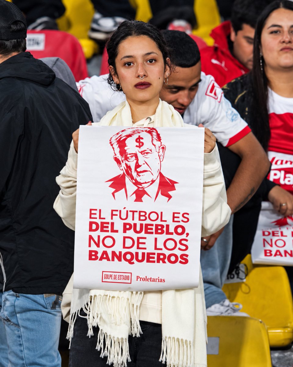 golpede_estadio's tweet photo. El martes, tinta azul. El miércoles, tinta roja. Afuera de El Campín repartimos carteles; adentro, hinchas de Millonarios y de Santa Fe se unieron en la misma consigna: El fútbol es del pueblo, no de los banqueros. https://t.co/KIhzXXhr4i