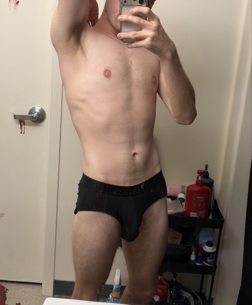 Winter_M0on's tweet photo. Swipe ➡️😊💚 
#bi #bulge https://t.co/8eglRTJNi0