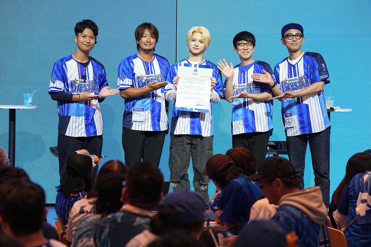 ydb_yokohama's tweet photo. 昨日開催した「2026ドラフト会議ライブビューイング」に2026 BlueMatesキャプテンのINI #松田迅 さんがサプライズで登場✨

同イベントをもって2026 BlueMatesキャプテンの活動期間が終了したため、感謝状をお渡ししました💐👏

松田迅さん、1年間キャプテンとしての活動本当にありがとうございました！

#INI 
#BlueMates 
#baystars