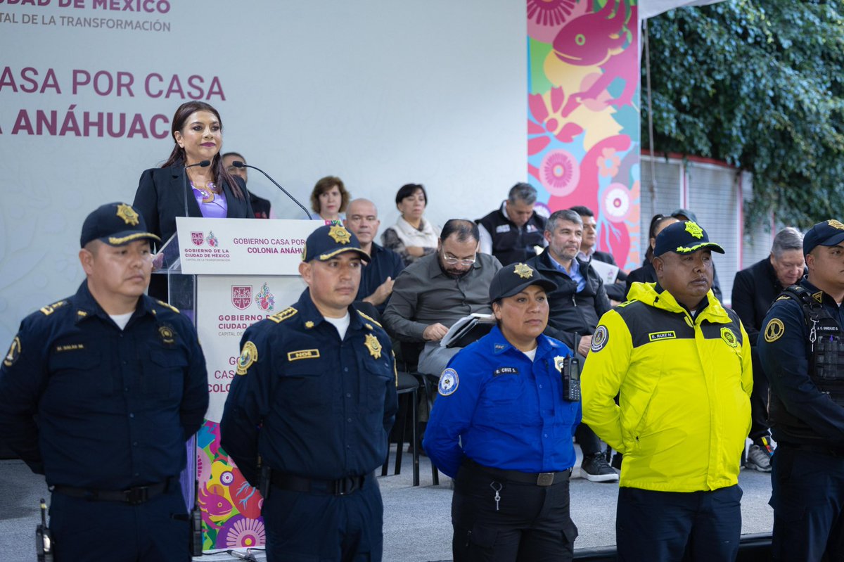 ClaraBrugadaM's tweet photo. Llevamos a cabo la Jornada 64 de Gobierno #CasaxCasa en la Col. Anáhuac junto a las y los secretarios del @GobCDMX. https://t.co/Mamg3DDEqS