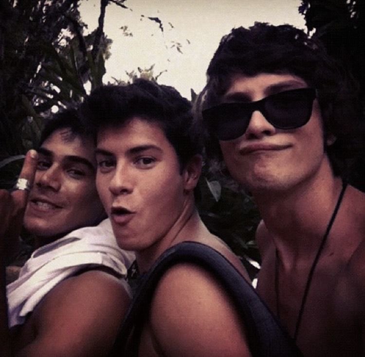 letfrez's tweet photo. As fotos do Arthur, do Chay e do Mika poderiam facilmente ser do Pedro, do Tomás e do Diego. A mesma energia caótica.😂💛 https://t.co/WMA01YBcbG