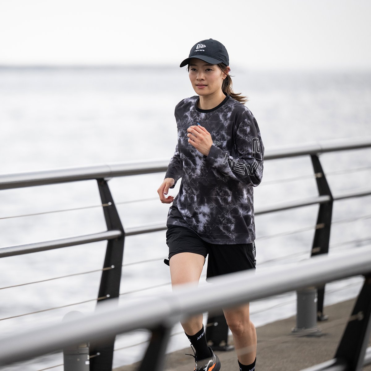 newera_japan's tweet photo. 【NEW ERA® RUNNING】
ブラックを基調に、雲のような濃淡が広がるタイダイ調グラフィックのテックTシャツ。
ランニングの合間に、ほんの少しの休憩を。

https://t.co/KAfEWexNd3
商品詳細・購入はリンクから。

#ニューエラ
#NewEra https://t.co/1t5uv5WHtE