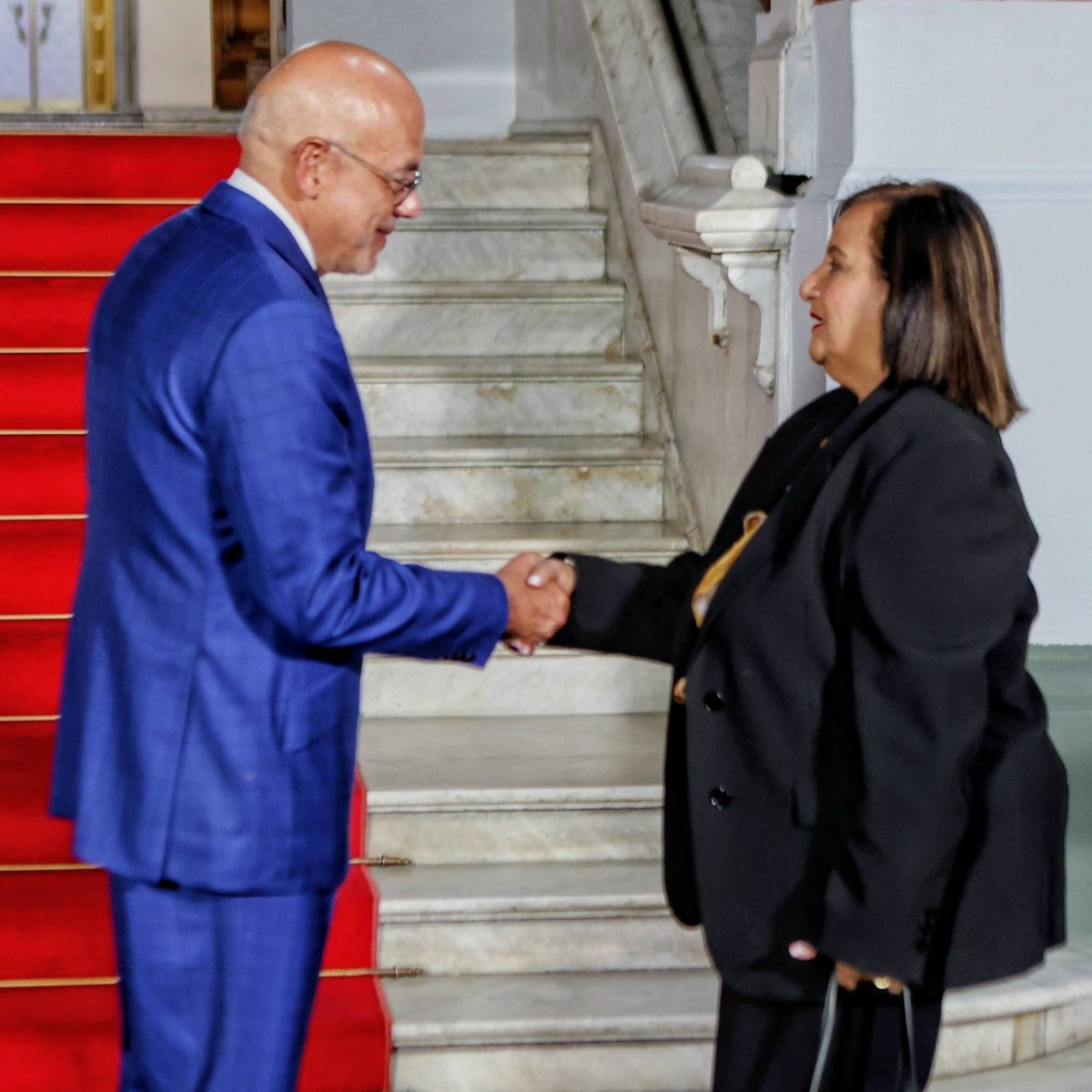 ReporteYa's tweet photo. #22Oct #Venezuela #Diálogo 
Delcy Rodríguez recibió en el Palacio de Miraflores a las delegaciones del Gobierno y de la Asamblea Nacional de 2015, tras culminar el tercer ciclo de conversaciones. En el encuentro participaron Jorge Rodríguez y Dinorah Figuera, coordinadores de la mesa de diálogo. - VTV