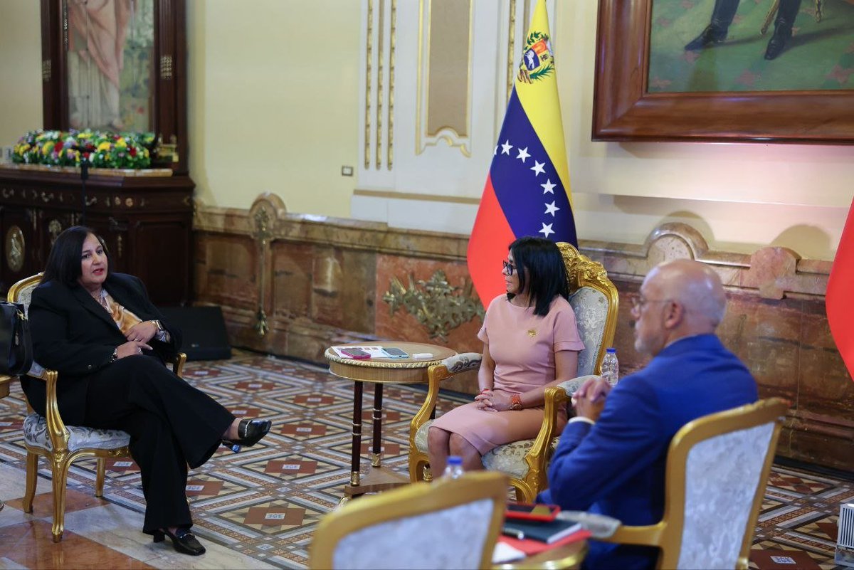 ReporteYa's tweet photo. #22Oct #Venezuela #Diálogo 
Delcy Rodríguez recibió en el Palacio de Miraflores a las delegaciones del Gobierno y de la Asamblea Nacional de 2015, tras culminar el tercer ciclo de conversaciones. En el encuentro participaron Jorge Rodríguez y Dinorah Figuera, coordinadores de la mesa de diálogo. - VTV