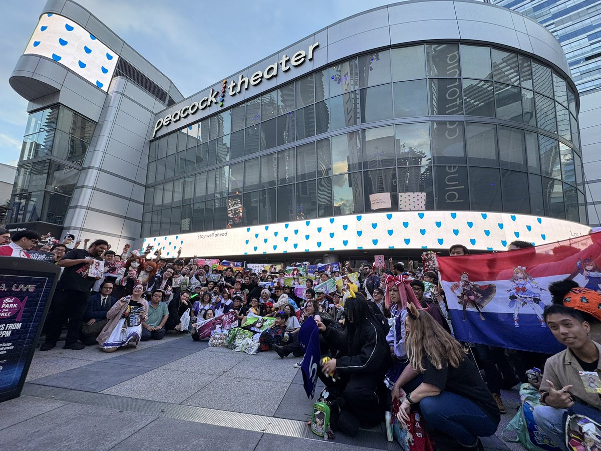 yRudolf516's tweet photo. The 7th EVENT LA was canceled, but Trainers from all over the world still gathered in front of Peacock Theater. #umamusume #ウマ娘7thライブロサンゼルス遠征のウマ娘7thライブ抜き https://t.co/4x6jxjzV2I
