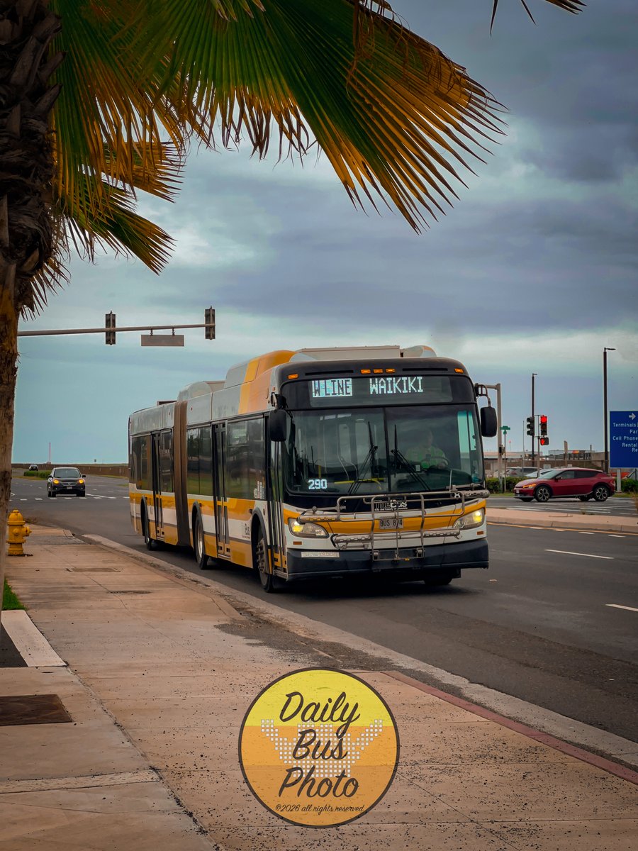 DailyBusPhoto's tweet photo. Minor Foamer News: Unit 874 has been reupholstered and now features vinyl seats over the traditional fabric seating.

TheBus Line W - Waikīkī approaching stop 4852 at the Āhua Lagoon Drive Station.

#Photograghy #TheBus #HOLOWithUs #Hawaii #NewFlyerBuses https://t.co/Mn8fTMeoA8