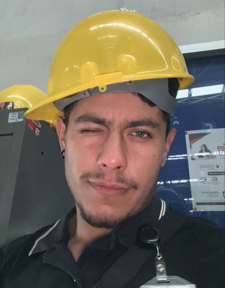 MrDrama01's tweet photo. trabajo en un almacén y hoy me dijeron que le lato a un machetero omg https://t.co/ZQs5fPy9u4