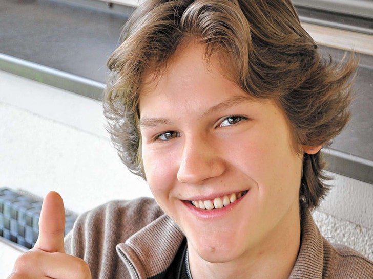 FrenzydotSui's tweet photo. Don’t watch the #manuelottovideo.
Manuel Otto created Stick Run at 14 and gave millions of people a piece of their childhood. He’s gone at 30. Respect his memory, respect his family
If you’re struggling,talk to someone 🙏
#manuelottostickrun
#StickRun / #stickrun
#ManuelOtto https://t.co/5pkULoeqG0