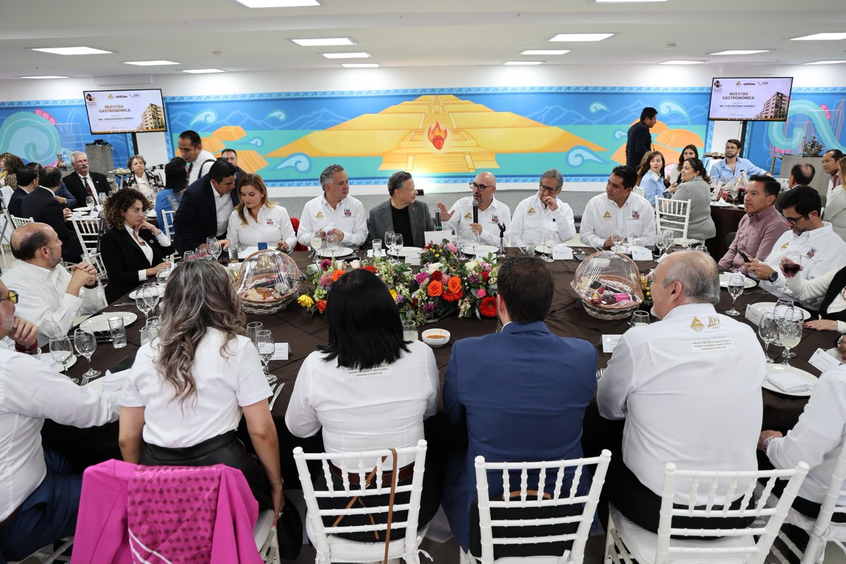 Sedeco_Hgo's tweet photo. Nuestro titular, @CarlosHenkelE, acompañó al gobernador, @juliomenchaca_, a la Asamblea Nacional de la @CONCANACO.
​Durante este relevante encuentro que reunió a líderes y representantes de cámaras del país, se reafirmó la importancia de este sector como pilar fundamental de la https://t.co/N2xHPKyRJU