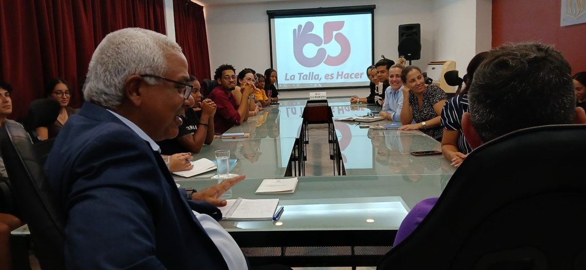 Yojaniers's tweet photo. Una tarde joven con la talla de Hacer siempre más, por Cuba

Dedicado a Fidel se desarrolló hoy en el @habana_tpp un intercambio entre el presidente @Oscar_CubaTSP y jóvenes del órgano. 
Fue un encuentro motivador, de compromisos y satisfacción por la valía de nuestros jóvenes. https://t.co/vAhYl4oGFz