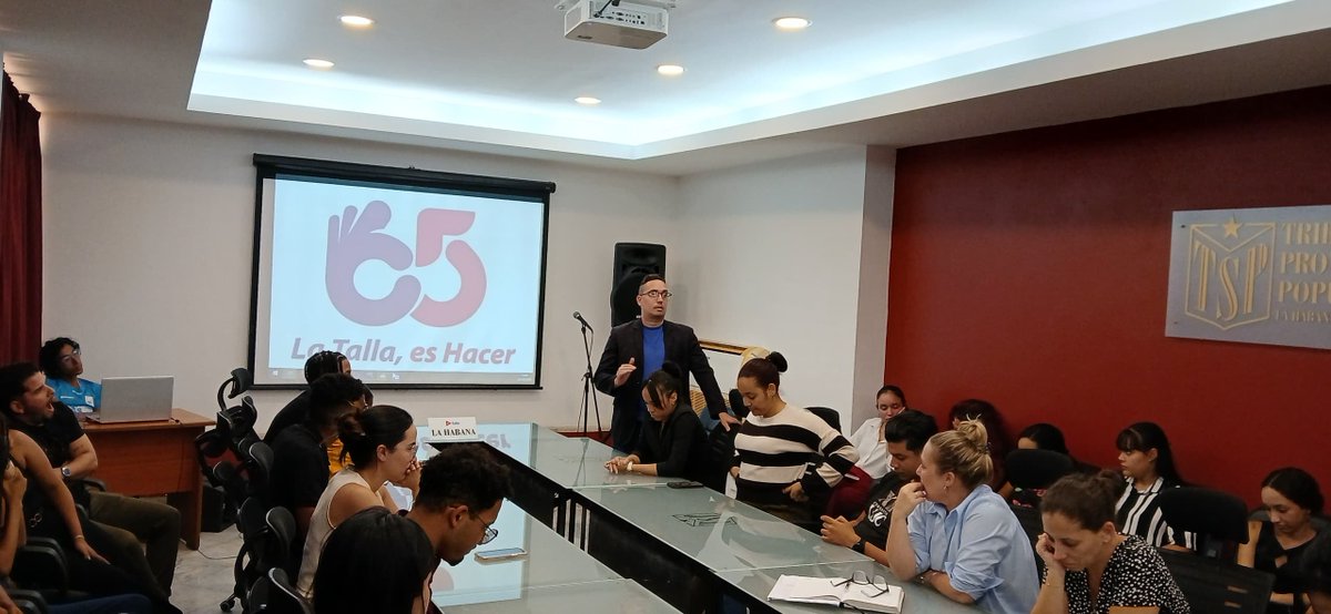 Yojaniers's tweet photo. Una tarde joven con la talla de Hacer siempre más, por Cuba

Dedicado a Fidel se desarrolló hoy en el @habana_tpp un intercambio entre el presidente @Oscar_CubaTSP y jóvenes del órgano. 
Fue un encuentro motivador, de compromisos y satisfacción por la valía de nuestros jóvenes. https://t.co/vAhYl4oGFz