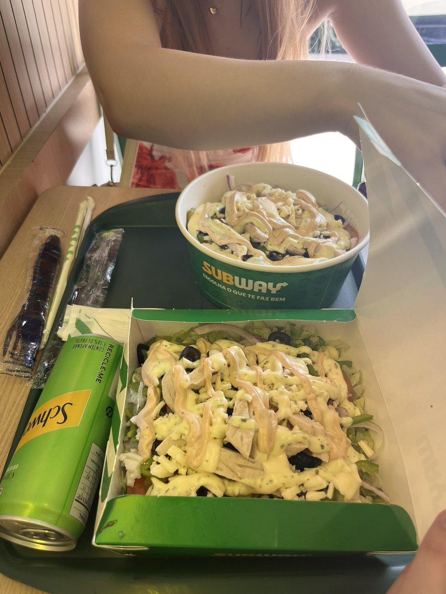 soareshy's tweet photo. a gnt come a salada só pelo frango https://t.co/Lg6RbLI4lk
