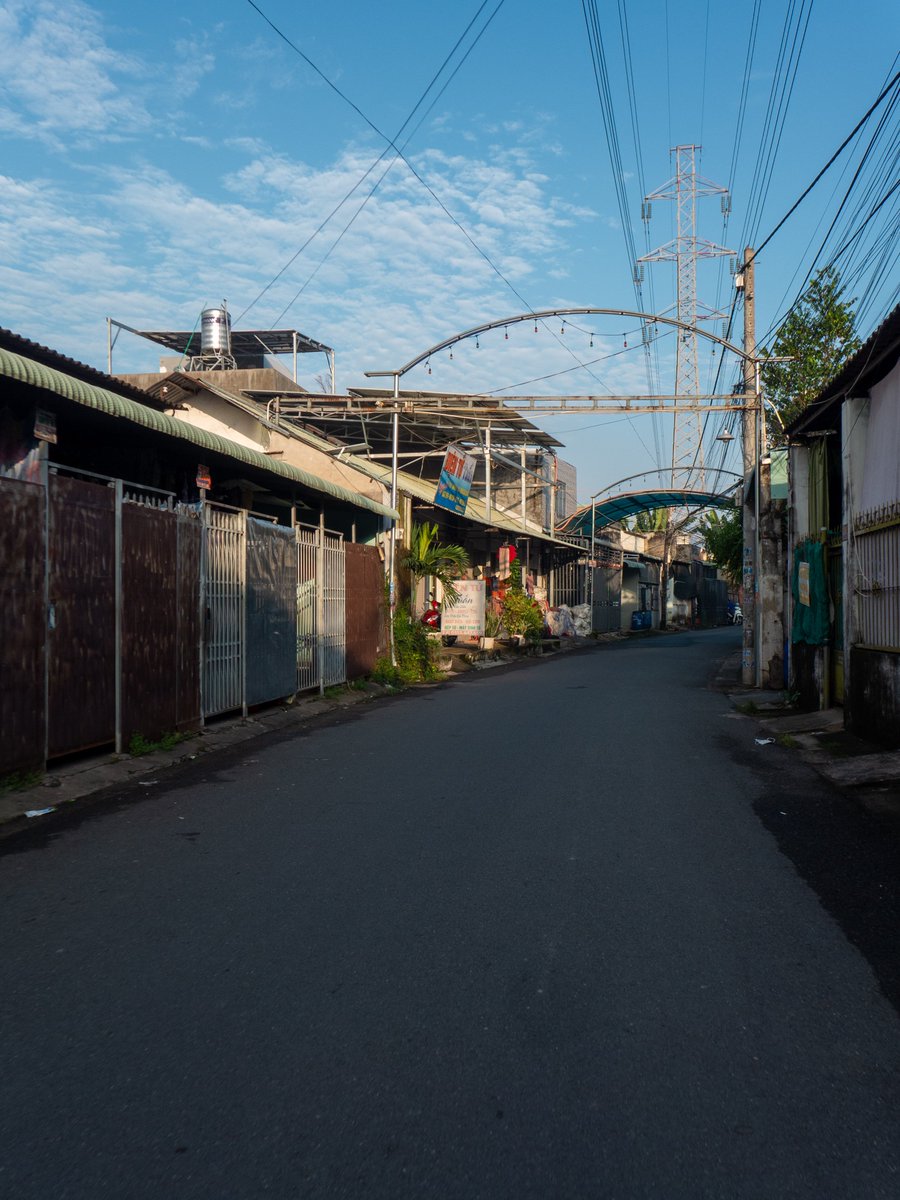 tifomilan's tweet photo. Morning street in Vietnam.
#streetphotography #limix #lx7 https://t.co/8pWXtbfD3z