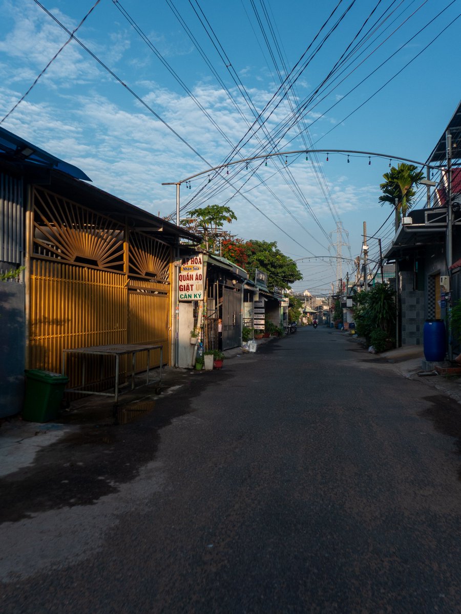 tifomilan's tweet photo. Morning street in Vietnam.
#streetphotography #limix #lx7 https://t.co/8pWXtbfD3z