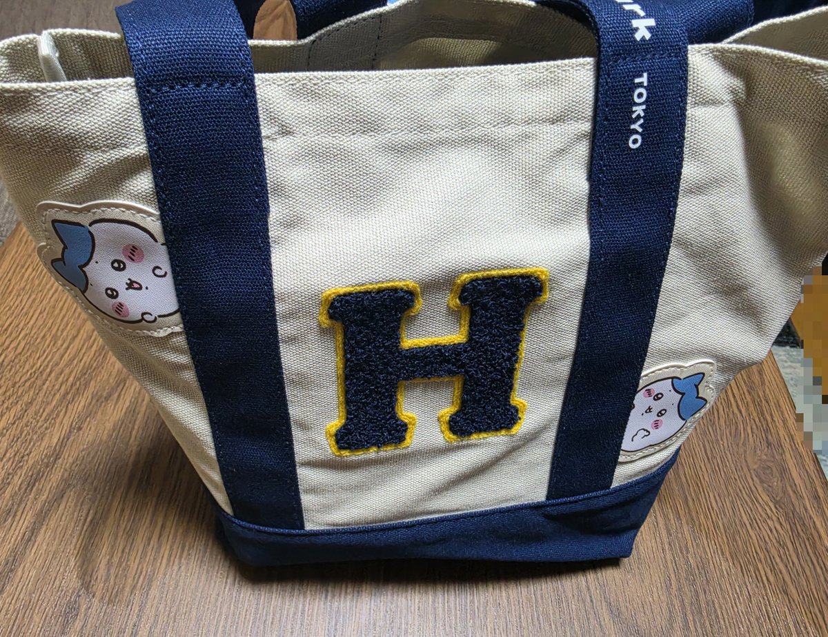 tachiuo71's tweet photo. ちいかわパークで買ったランチバック昨日から使い始じめました！（汚したくなくて使ってなかったw）
ポイントは！ローマ字でマイニチタノシイって書いてあるところですw https://t.co/5PXLC1NpYq