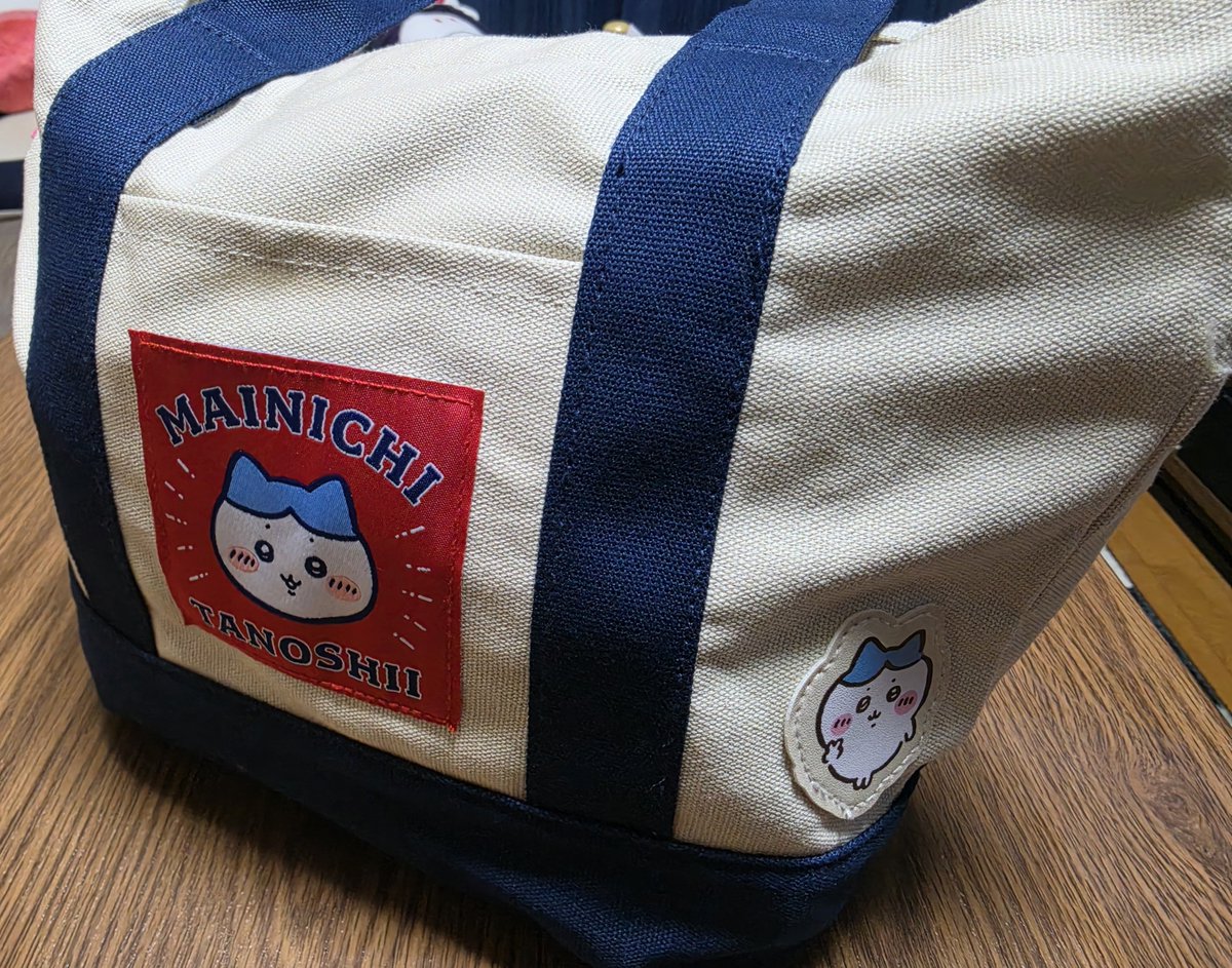 tachiuo71's tweet photo. ちいかわパークで買ったランチバック昨日から使い始じめました！（汚したくなくて使ってなかったw）
ポイントは！ローマ字でマイニチタノシイって書いてあるところですw https://t.co/5PXLC1NpYq