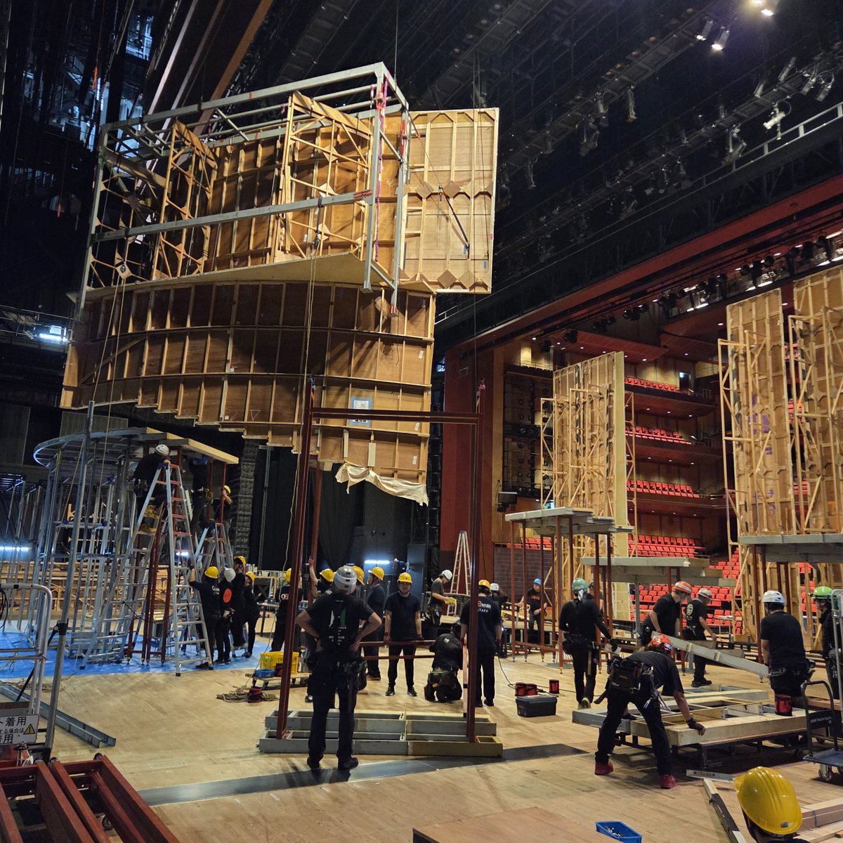 nntt_opera's tweet photo. 京都の皆様！ロームシアター京都では、高校生のためのオペラ鑑賞教室『蝶々夫人』の舞台が着々と準備されております。美しい弧を描く巨大な階段の舞台は、素晴らしい木組みでできていて、まさに職人技✨
舞台美術家・島次郎さんがデザインした『蝶々夫人』の舞台美術はそぎ落としの美学で貫かれ、実際の上演では照明の効果によって刻々と表情を変えていく、名作中の名作です。演劇や美術を勉強している皆さんも魅了されること間違いありません。
公演は26日（月）・28日（水）。28日のみロームシアター京都にて当日券販売予定。
#蝶々夫人 #舞台 #仕込み #舞台美術 #舞台美術が素晴らしい