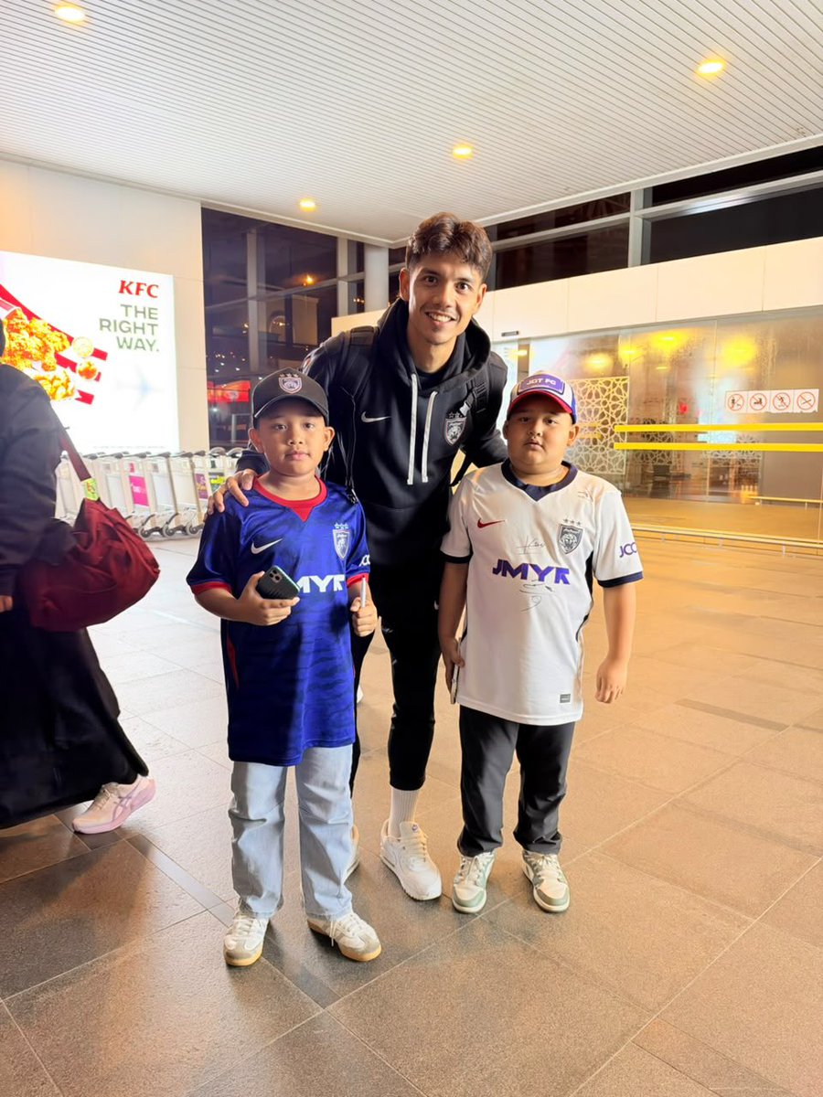 JdtfcC's tweet photo. Pemain JDT dah selamat tiba kat bumi Brunei untuk saingan SF1 Piala FA lawan DPMM FC! Tersengih lebar pemain JDT melayani peminat kat airport. Sikap profesional &amp; humble depa memang wajar dipuji, fan Brunei kat sana pun memang padu &amp; mesra gila layan skuad kita. Terbaik ukhuwah https://t.co/PyEAEiXUVB