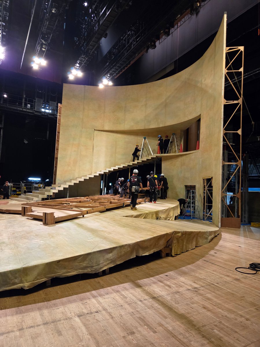 nntt_opera's tweet photo. 京都の皆様！ロームシアター京都では、高校生のためのオペラ鑑賞教室『蝶々夫人』の舞台が着々と準備されております。美しい弧を描く巨大な階段の舞台は、素晴らしい木組みでできていて、まさに職人技✨
舞台美術家・島次郎さんがデザインした『蝶々夫人』の舞台美術はそぎ落としの美学で貫かれ、実際の上演では照明の効果によって刻々と表情を変えていく、名作中の名作です。演劇や美術を勉強している皆さんも魅了されること間違いありません。
公演は26日（月）・28日（水）。28日のみロームシアター京都にて当日券販売予定。
#蝶々夫人 #舞台 #仕込み #舞台美術 #舞台美術が素晴らしい