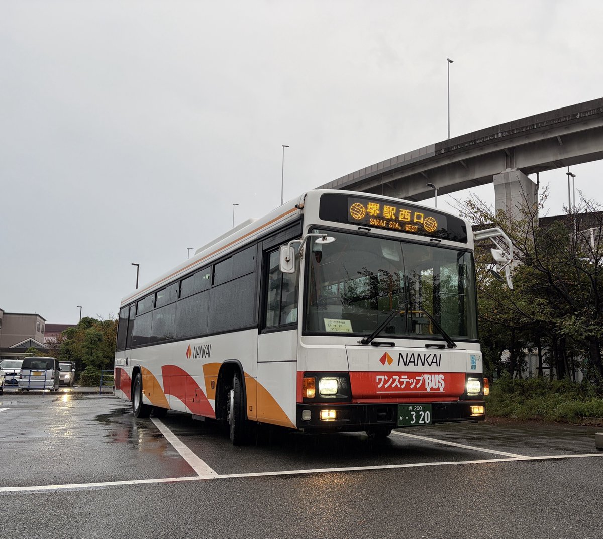 nankaibus_info's tweet photo. 過去のブレイザーズ輸送の画像を見返していたら、
315～320号車の連番車両が勢ぞろいしました☺

📢今シーズンも堺駅西口⇔日本製鉄堺体育館まで輸送バスを運行します🚌
ぜひ会場のアクセスにご利用ください！！

#南海バス
#SVリーグ
#ブレイザーズ https://t.co/KNUE8HHVpU