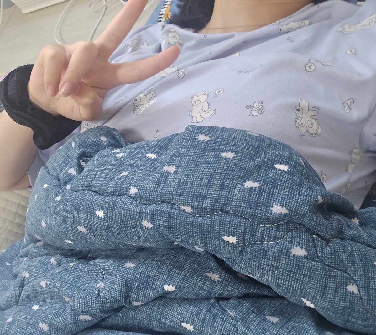 SSie_cos's tweet photo. 학교 안 가지롱 https://t.co/5EV5yiSQdR