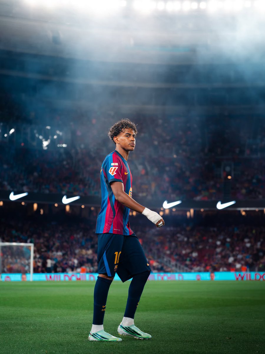 LamineDatos's tweet photo. 🔟| LAMINE YAMAL YA ALCANZÓ LOS 10 GOLES Y 10 ASISTENCIAS CON EL BARÇA ESTA TEMPORADA.

Los jugadores que más rápido llegaron al +10 G y +10 A en una temporada en las 5 grandes ligas del siglo XXI (solo con clubes):

🥇 Lamine Yamal — 12 PJ | 10 G + 10 🅰️ (2026/27)
🥈 Messi — 13 PJ |12 G + 10 🅰️ (2011/12)
🥉 Kane — 15 PJ |13 G + 10 🅰️ (2020/21)
4️⃣Marmoush —16 PJ | 14 G + 10 🅰️ (2024/25)
5️⃣ Messi — 17 PJ |17 G + 10 🅰️ (2018/19)