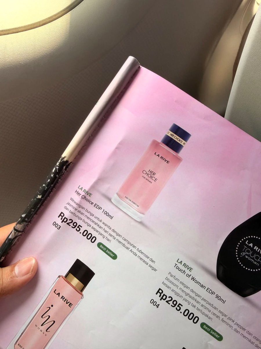accresst's tweet photo. Bisa-bisanya iseng nyoba parfum di pesawat malah kepincut😭 Wanginya beneran elegan rich gurl yang semerbak nempel terus…

Mbak pramugarinya juga ngomong ini yang paling best seller. Langsung ngefoto katalognya buat modal nyari di Oren, siapa tau lebih murah DAN TERNYATA BENER😭 https://t.co/bOMiZXSenD