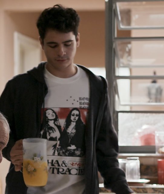 tvglobo's tweet photo. mau mau com a blusa da Tasha e Tracie ❤️‍🔥 #QuemAmaCuida #TVGlobo https://t.co/DK8OHKVU55