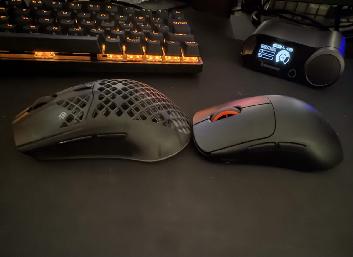 matagisnipers's tweet photo. 昨日、SteelSeries様 @SteelSeriesJP の 新製品マウス「Sensei Pro」「Rival Pro」の発表会にLoRAがお邪魔しました🐻

【LoRA談 -Sensi proについて🖱️】
「今使用しているマウスより更に軽く、キュートで薄い為手首のそり返りが少なくて済むので、疲れにくいと思います。手首側に丸くて可愛いバッテリーがあり、充電して使用する形式です。このバッテリーが手首側にあることで、軽いだけではないところがお気に入りポイントです。手首側に重心がくるのでマウスの振りやすさを感じます。」

4枚目画像は、マウスの発表会に行ってピンクのヘッドセットをいたく気に入ったLoRA。