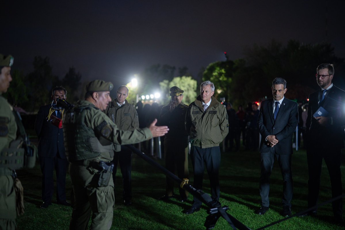 PresidenteKast's tweet photo. Hoy visitamos el Grupo de Operaciones Policiales Especiales (GOPE) de Carabineros, junto al ministro de Seguridad Pública, Martín Arrau, y el general director (s), Enrique Monrás.

Conocimos el nuevo armamento de la institución, que contempla la incorporación de 390 unidades para modernizar su equipamiento y fortalecer sus capacidades operativas.

Nuestras policías necesitan herramientas modernas para enfrentar la delincuencia y proteger a los chilenos.