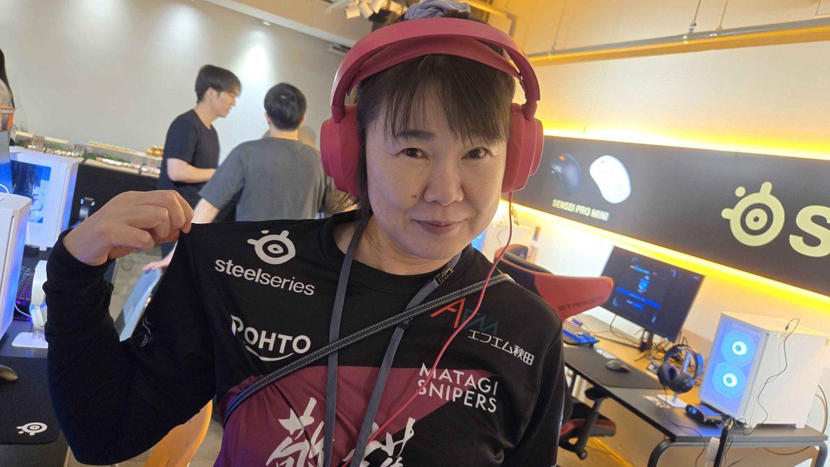matagisnipers's tweet photo. 昨日、SteelSeries様 @SteelSeriesJP の 新製品マウス「Sensei Pro」「Rival Pro」の発表会にLoRAがお邪魔しました🐻

【LoRA談 -Sensi proについて🖱️】
「今使用しているマウスより更に軽く、キュートで薄い為手首のそり返りが少なくて済むので、疲れにくいと思います。手首側に丸くて可愛いバッテリーがあり、充電して使用する形式です。このバッテリーが手首側にあることで、軽いだけではないところがお気に入りポイントです。手首側に重心がくるのでマウスの振りやすさを感じます。」

4枚目画像は、マウスの発表会に行ってピンクのヘッドセットをいたく気に入ったLoRA。