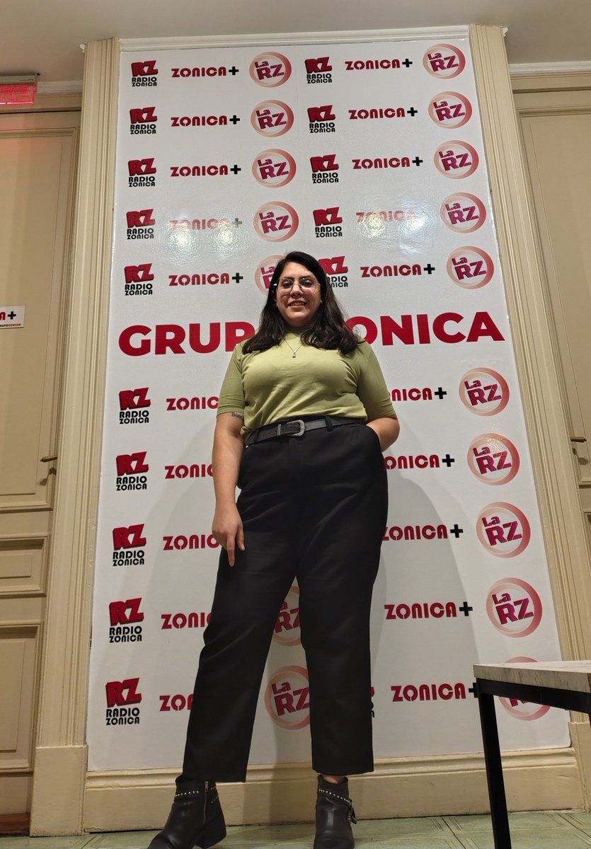 soyflorcastro's tweet photo. Hoy hubo radio.
Hicimos País Generoso.
😁📻

Vengannnnn
Jueves, 18hs por Radio Zónica. 
#Radio #Periodismo https://t.co/qljUvgWv2m
