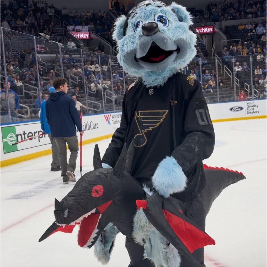 StLouisBlues's tweet photo. Violet Sorrengail would approve. 

Happy Fourth Wing Night, cadets! 🐉 https://t.co/0P3rikYiT9