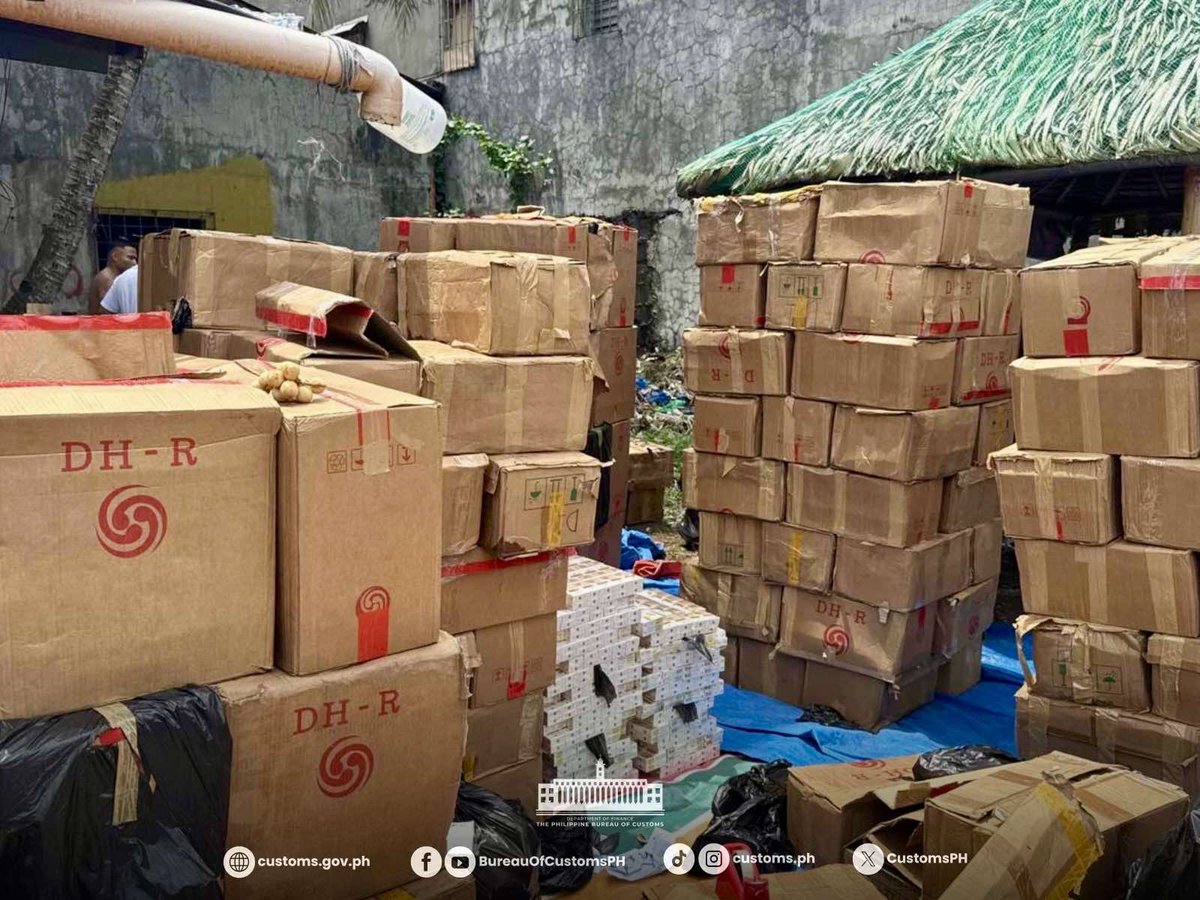 CustomsPH's tweet photo. Nasamsam ng Philippine National Police, katuwang ang Bureau of Customs Port of Iloilo at Philippine Army, ang mga ilegal na sigarilyong nagkakahalaga ng ₱8.5 milyon sa Himamaylan City, Negros Occidental.
#BOCNewsToday
Basahin ang buong ulat: https://t.co/ooeNKYzYfO https://t.co/6V9fnyG9th