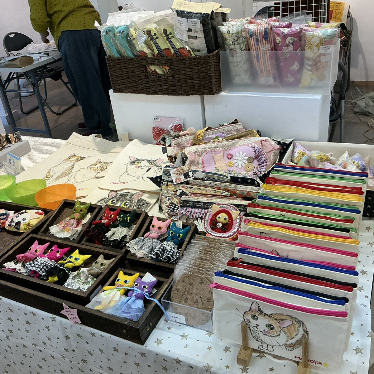 infonyanimal's tweet photo. にゃにまるおおさか３日目、布なお二人。
バッグも小物もハンドメイド。丈夫な縫製と生地が定評あり！さらに絵付けをしています。絵付けした石も素敵な小泉明世。猫おもちゃも全てオリジナルプリント、たくさん揃えたいおにんぎょう、可愛い手描きのポーチは選び放題❣️まのや⭐︎
#イロリムラ https://t.co/PdPLnwqdpv