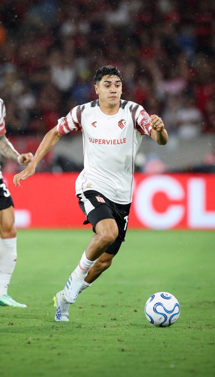 AgusCimini_'s tweet photo. #EDLP Buen 1T de Estudiantes en el Maracaná. Arrancó mejor que Flamengo, tuvo dos clarísimas y se equiparó el juego. Igualmente, lo manejó bien el partido. 

Correcto en defensa y en ataque; JTB y Baltasar, los mejores. Una lástima la lesión de Correa; veremos Tiago.

Quedan 45’. https://t.co/spU4BBnWcl