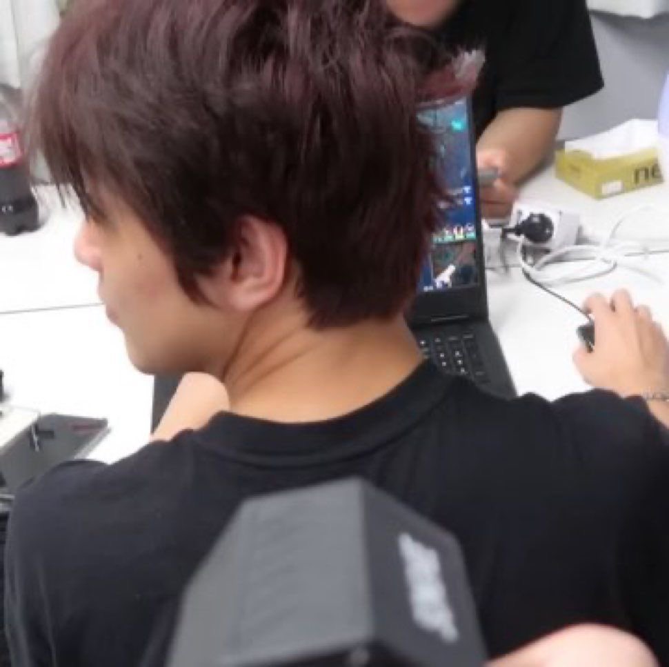 haechanniebaby's tweet photo. i am sexually attracted to the back of his neck https://t.co/5f0MXJ0SYl