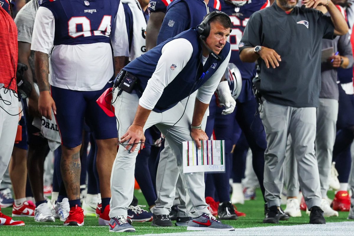 _ColtWilliams's tweet photo. I swear Mike Vrabel is like this for 99% of the game https://t.co/T5ookOOj20