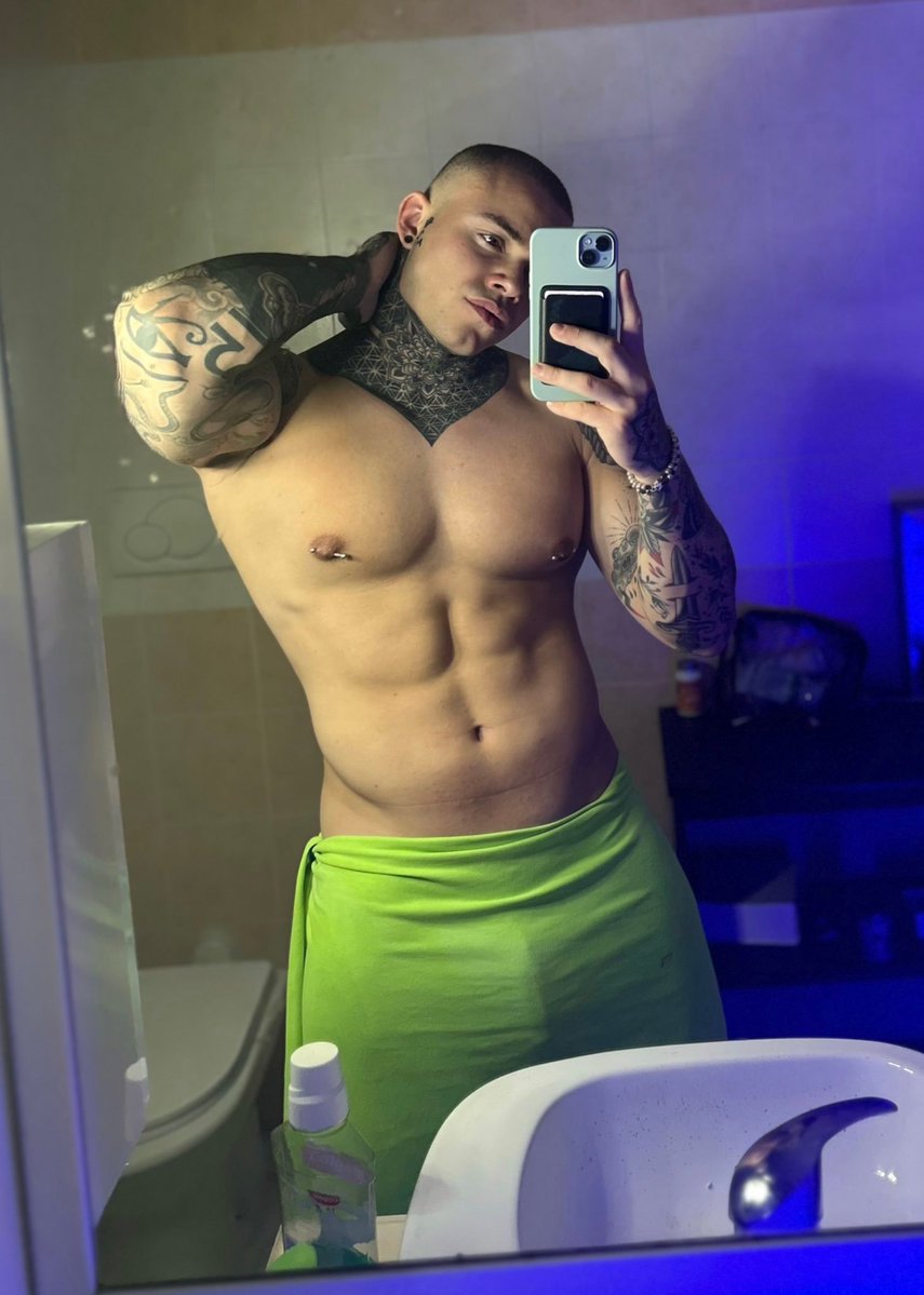 Nazzareet14's tweet photo. eyes up here, naughty girls 👀 https://t.co/fGSULHgjJA