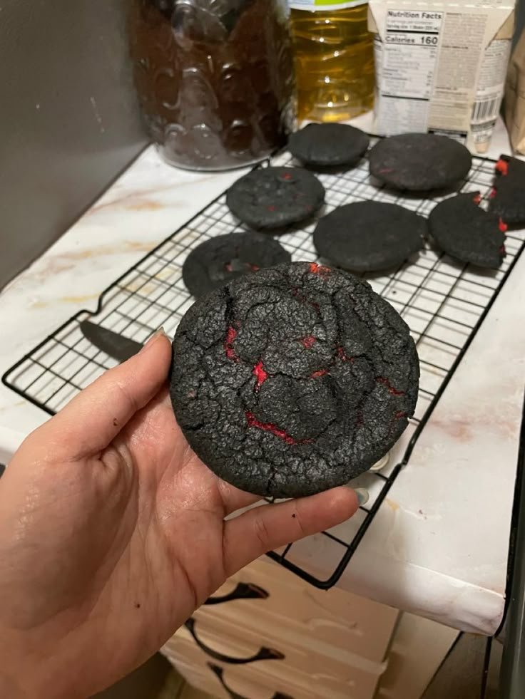 sunbreeze_d's tweet photo. Intenté seguir una receta confiando en que mi suerte de cumpleaños me ayudaría.

Spoiler: no me ayudó. 

Ahora regalo galletas de defensa personal. https://t.co/xR3cDRckt0