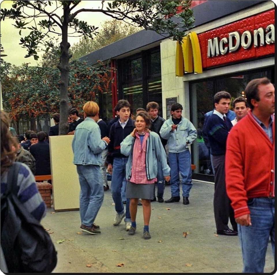 ODutipek's tweet photo. Türkiye'de  ilk McDonald's  
24 Ekim 1986'da Taksim'de açıldı https://t.co/hqKRJVKl4V