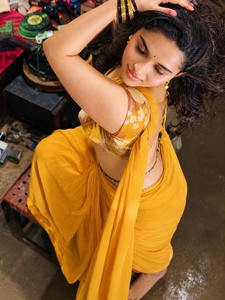 VasuVSquare's tweet photo. Kayadu Lohar looks absolutely stunning in these images 🔥 https://t.co/qoKIxkE4hj