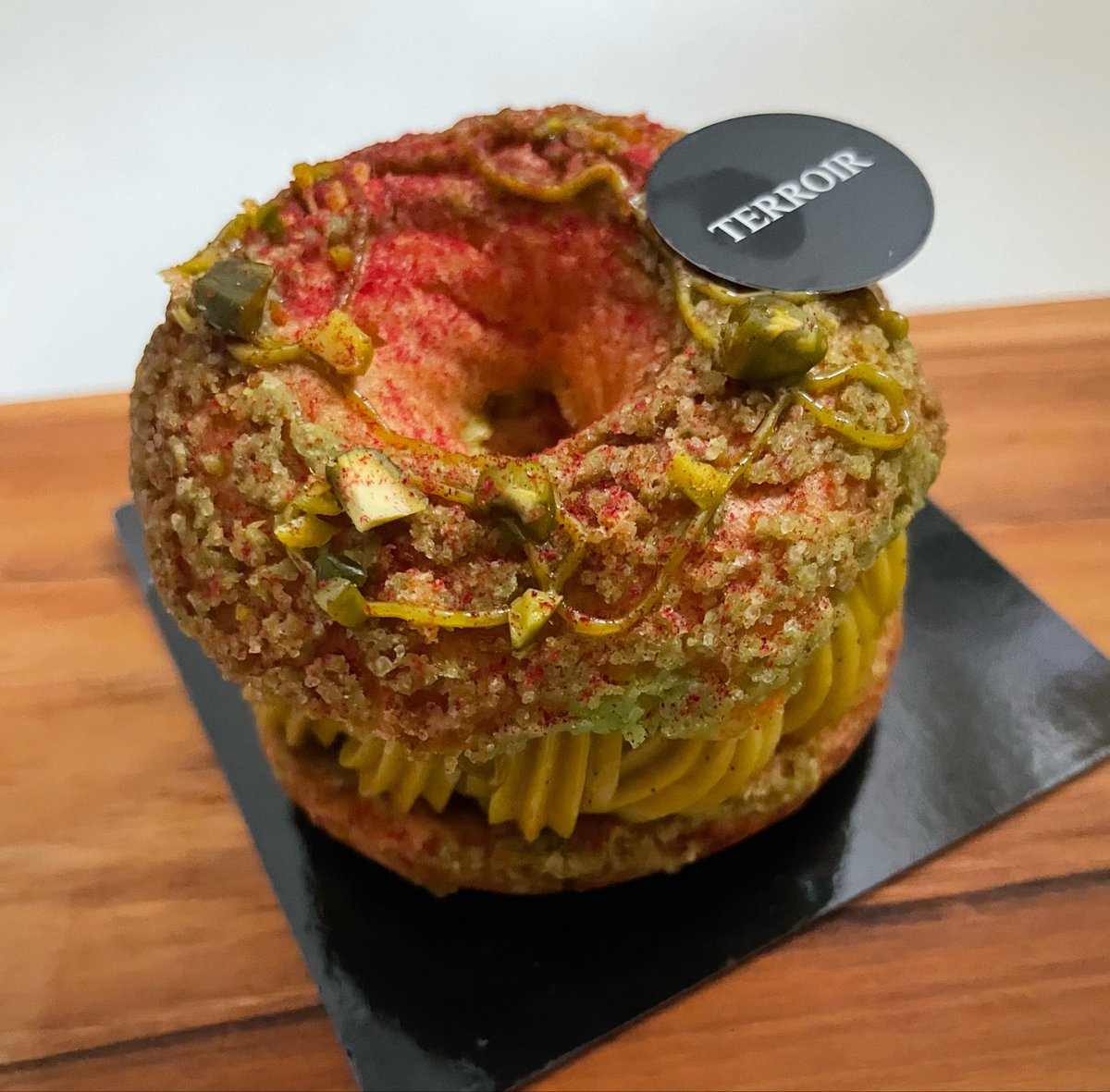 izu3's tweet photo. 🧁TERROIR by Daichi Okuno
パリブレスト ピスターシュ・ローズ

ザクッとした生地に挟まれた、しっかりピスタチオなクリームと薔薇&amp;タイベリーの酸味のバランス良き✨
散りばめられたナッツやチョコの食感も美味し楽しかった！

#ufu
#大焼菓子博 https://t.co/o2LUOwKL6k