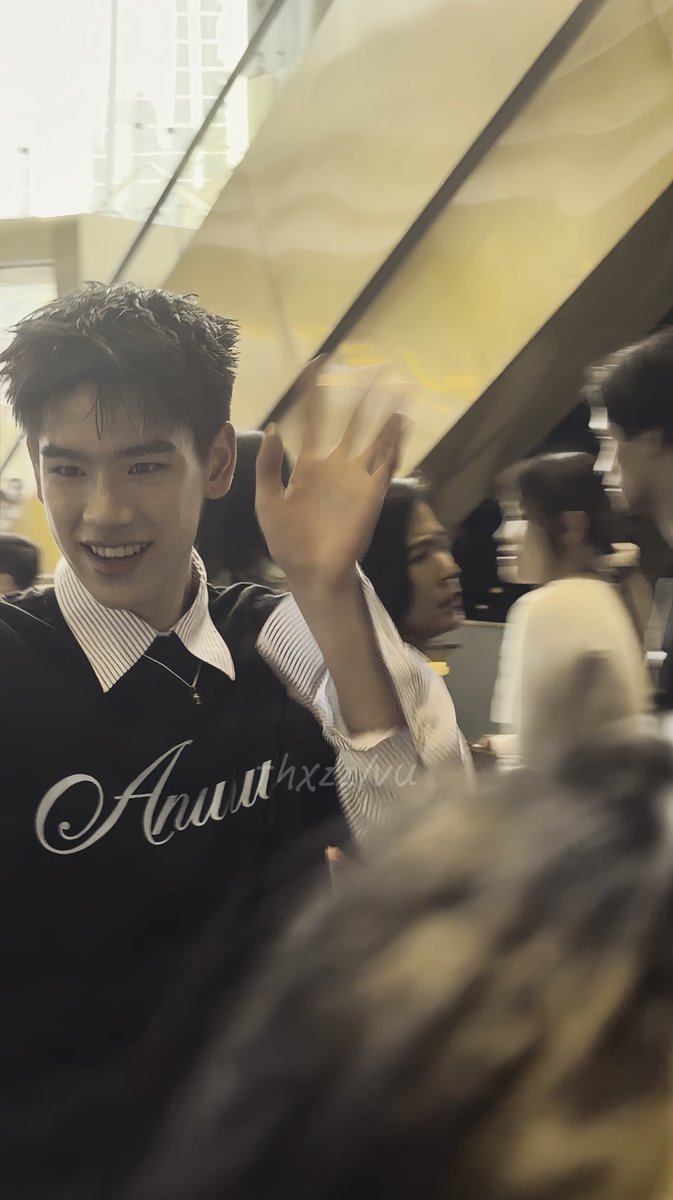 Thxzzlvu's tweet photo. ผู้คนหลากหลาย “butbabyyoulooksoshine” 🫠⭐️✨
#ujeenayp_ #yugeneyannawat #heroaschawin 

เก่งมากคับเด็กๆ 🫶🏻 https://t.co/pVApyMyMBT